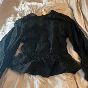 Svart blus från H&M - Super fin svart blus från hm som har öppning i ryggen .