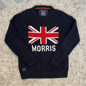 Mörkblå finstickad tröja från Morris S  - Säljer en mörkblå tröja från Morris. Tröjan är finstickad i 100% bomull och har en ribbad halsring samt ribbade muddar vid ärmslut och nederkant. Nypris runt 2000kr, Storlek S, mått skickas såklart vid osäkerhet. Postas antigen samma dag som köp eller dagen därpå🙌💯
