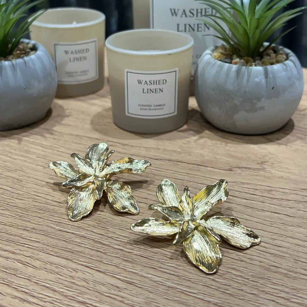 Snygga och eleganta örhängen i form av blommor i en vacker guldig nyans. Perfekta för att ge en touch av glamour till din outfit. Dessa örhängen är både stilrena och iögonfallande & superbra kvalité samt skonsamma vid användning. Användning ca 1-2 gånger. 🌸. Asusteet.