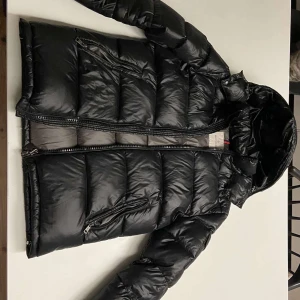  Moncler Maya - Hjälper min vänn sälja sin moncler Maya jacka. Prisen kan diskuteras. Vid fler frågor är det bara att höra av sig. 