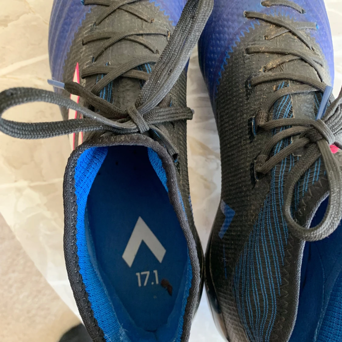 Blå och svarta fotbollsskor från Adidas - 1