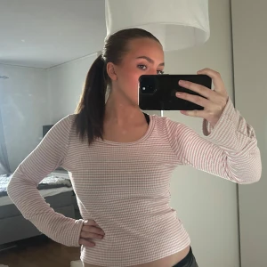 I Love It Stripe Top från Nelly - Nu säljer jag min snygga rosa randiga tröja från nelly då jag inte tycker att den passar min stil. Den är väldigt bekväm att ha på sig. Den är näst intill oanvänd och den är lika fräsch som när jag köpte den. Nypris 299kr se lånad bild. 