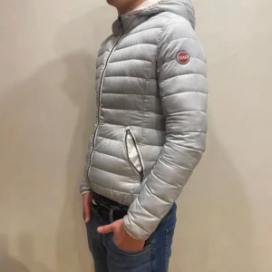 Colmar jacka  - Hej! Säljer nu min jackafrån märket Colmar , storlek 44/XS, bra skick. Givetvis äkta, Tveka inte på att höra av dig om du har frågor eller funderingar kring jackan!