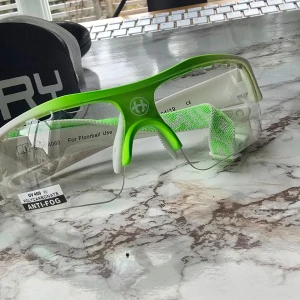 Gröna innebandyglasögon från Unihoc - Säljer ett par coola gröna innebandyglasögon från Unihoc  Jr size.  De har en justerbar rem och är designade för att ge bra skydd under spel. Glasögonen är utrustade med anti-fog och UV400 skydd, vilket gör dem perfekta för intensiva matcher. Använd 1 gång. 