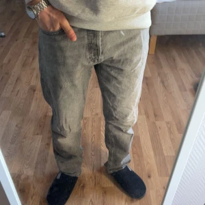 Grå jeans från Jack & Jones - Säljer ett par grå jeans från Jack & Jones som är toppskick. Storlek 30/32