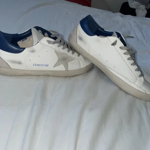 Golden goose skor vita storlek 44/43 - Vit/blå storlek 43/44 hel nya jätte snygga                        PRIS KAN DISKUTERAS!!!!
