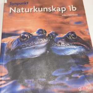 Synpunkt Naturkunskap 1b - Lärobok i naturkunskap för gymnasiet, skriven av Anders Henriksson. Omslaget pryds av en bild på två grodor i vatten. Perfekt för studier inom naturvetenskapliga ämnen.