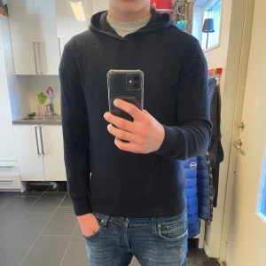 Kashmir hoodie  - Säljer nu denna riktigt feta kashmir hoodien från Oscar Jacobsson MED TAG för endast 799kr!! Nypris på denna är 1599kr. Skicket är riktigt bra då den bara har varit använd ett fåtal gånger. Skriv vid minsta lilla fundering eller för mer bilder! 🤩