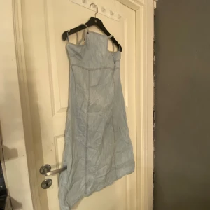 Ljusblå jeansklänning från Divided - Säljer en ljusblå jeansklänning från Divided. Klänningen är ärmlös med en dragkedja bak och har en avslappnad passform. Perfekt för sommardagar! 💙