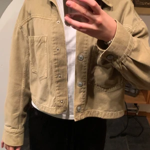 Grön jeans jacka  - Zara jeans/ cargo jacka. Grön men tycker inte färgen visas så bra på bilderna. Kortare modell 
