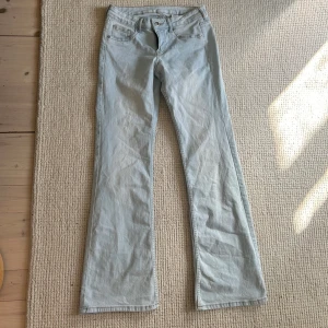 Lågmidjade bootcut jeans - Säljer då de inte längre kommer till användning 💗Midjemått: 37cm Innerbenslängd: 77cm