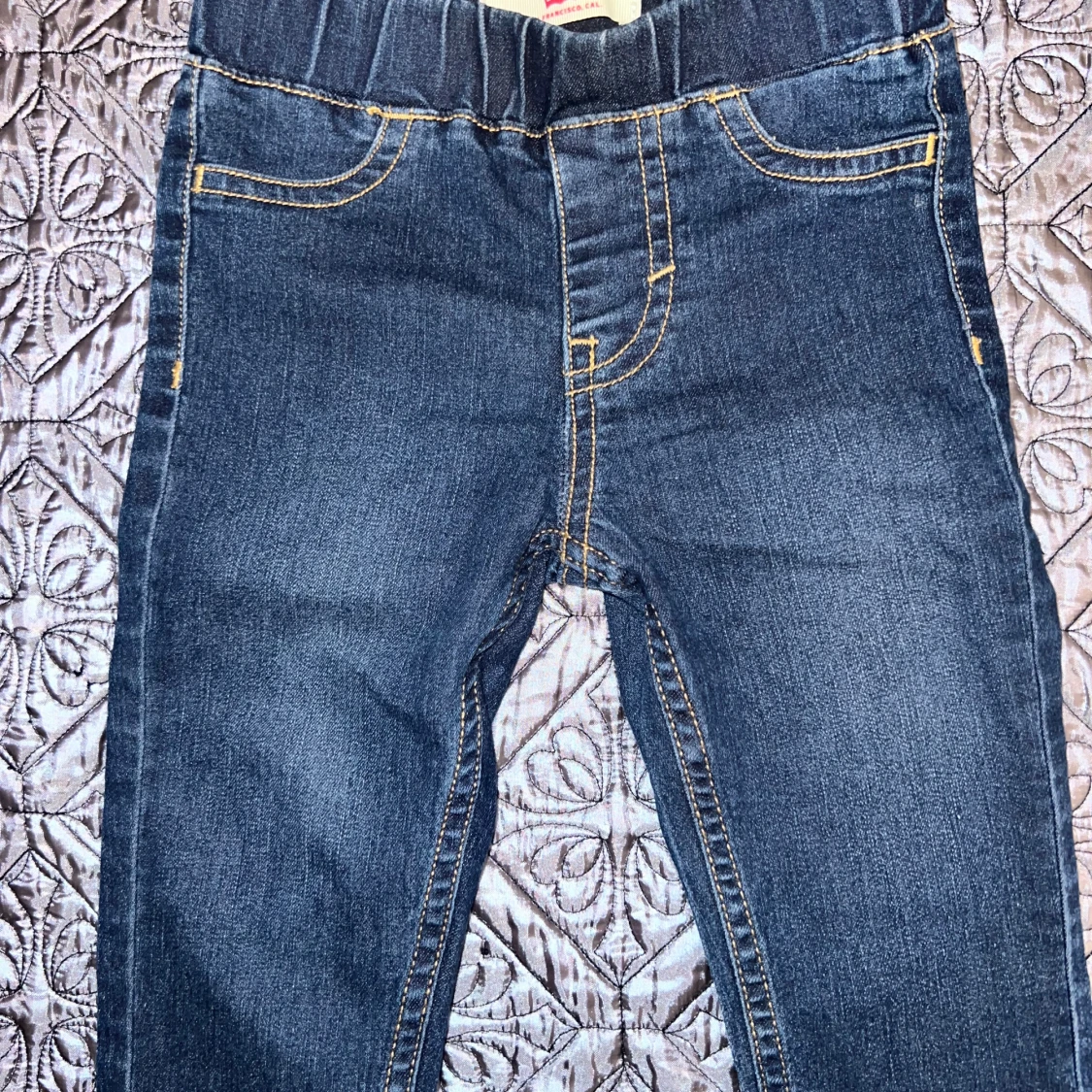 Röd hoodie från Levi's med Jeansbyxor  - 4