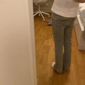 Grå jeans - Jättesnygga gråa jeanssss💕💕🏝️🏝️🏝️