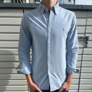 Ralph lauren skjorta - Tja! Säljer nu denna sjukt snygga Ralph Lauren skjorta, skick 9/10 toppskick utan synliga defekter. Nypris ligger på 1600 men säljs nu för 499kr. Hör gärna av er vid minsta lilla fundering.