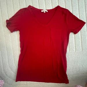 Basic röd t shirt  - Basic röd t shirt från Koton i turkiet. har knappt använt