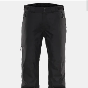 Svarta skidbyxor från EQPE - Säljer dessa Gida Ridge Pant W från EQPE. Byxorna har dragkedjor och knappar framtill samt justerbar midja för bästa passform. Säljer dessa pga att dom blivit för små🥲 använda fåtal gånger! Nypris 1 500 kr 
