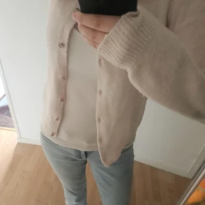 Blekrosa kofta från H&M - Säljer en mysig blekrosa kofta från H&M. Den har långa ärmar och knäpps med knappar framtill. Pris kan diskuteras🩷