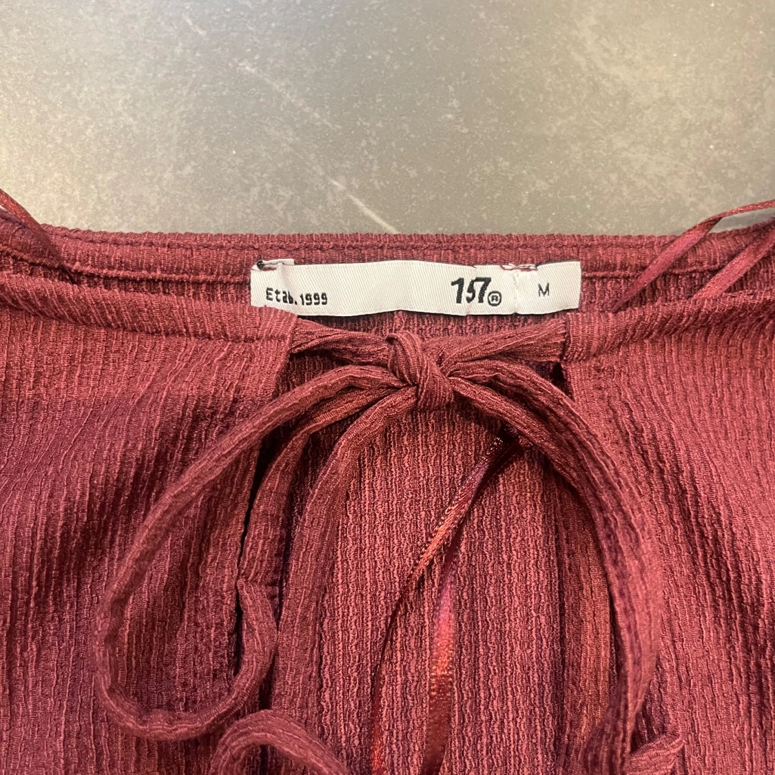 Vinröd blus med knytning från Etéa 1999 - 2