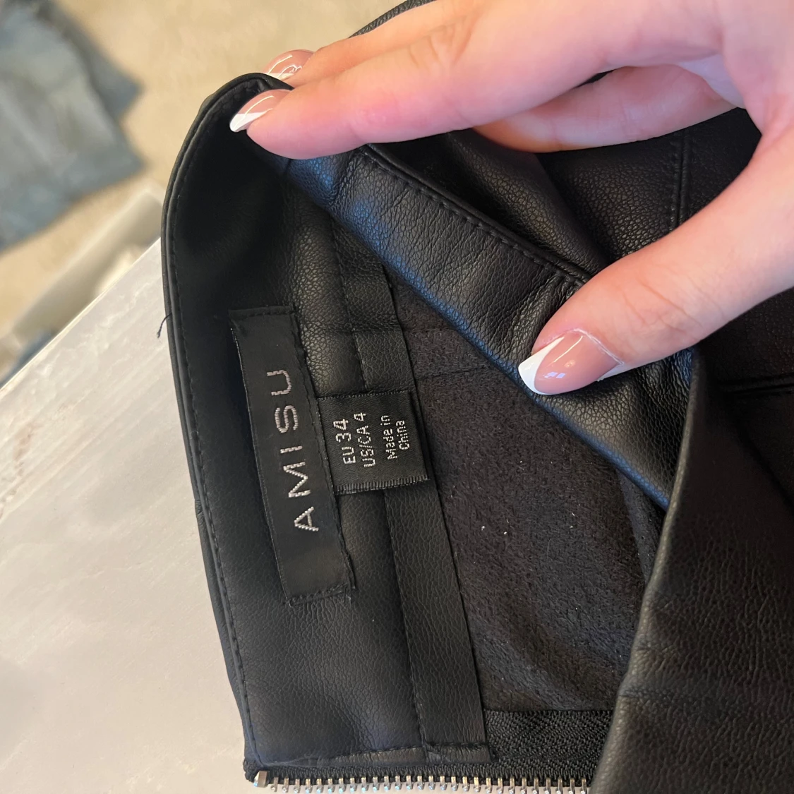 Svart kjol i skinnimitation - 4