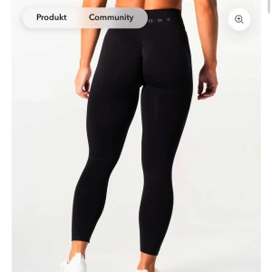 Relode  - Snygga och bekväma svarta leggings som passar perfekt för träning eller en avslappnad dag. De har en tight passform och är tillverkade i ett stretchigt material för optimal rörelsefrihet.