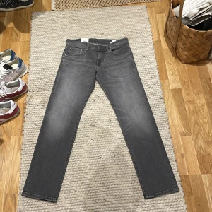 Pepe jeans gråa - Gråa jeans från pepe jeans i slim leg modellen helt nya aldrig använda.