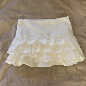 Vit zara kjol - Vit zara kjol aldrig använd i storlek S!!