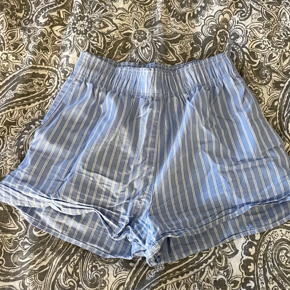 Blå randiga shorts från H&M
