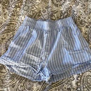 Blå randiga shorts från H&M - Säljer dessa så gulliga shorts från HM som är helt perfekta till sommaren!!💞