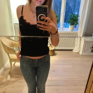 Svart Spetslinne Svart - Snyggt svart linne med spetsdetaljer vid halsringningen. Perfekt till sommaren! STORLEK - XS/S PRIS går att diskutera. Skriv om du har frågor 🫶