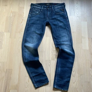 REPLAY ANBASS - Replay anbass Jeans Denim | Skick: 9/10 | Strl W29 L32 |  Modell: Anbass (Slim fit) | Jeansen har en riktigt snygg tvättad look! | Hör av dig om du undrar någonting! 