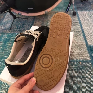 Maison margiela Gats Intressekoll - Tjena! Nu finns dessa maison margiela gats uppe för intressekoll. Dem är i bra skick utan några direkta skador. OBS skorna är INTE äkta! Men dem är ändå i toppen kvalitet.  Boxen tillkommer, strk 43