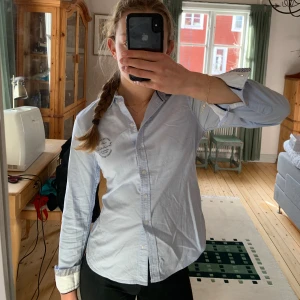 Blå skjorta  - Superfin blå skjorta i storlek XS💕