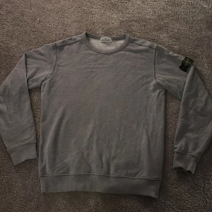 Grå sweatshirt från Stone Island Junior - Säljer en stilren grå sweatshirt från Stone Island Junior 170,skick 10/10, andvänd 1 gång, tvättad 2 gånger. 