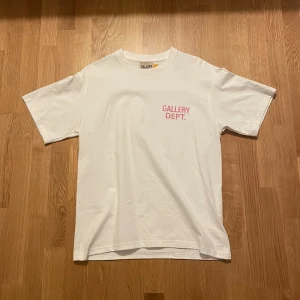 Gallery Dept Souvenir T-shirt  - Nu säljer jag min Gallery Dept T-shirt i storlek Small, använd fåtal gånger och är väl omhändertagen! (Smal defekt förekommer, kontakta för mer information!)