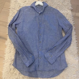 Stenströms linneskjorta  - Hej, säljer nu min Stenströms linneskjorta i storlek S som är perfekt nu när våren och sommaren börjar komma igång, den är använd 2-3 gånger så den är nästan oanvänd och därför i mycket bra skick. 9/10 i skick✅. Skjortan är ljusblå/blå och är köpt för 1399 kr på stenström, skjortan är även stor i storlek så skulle säga att den passar bäst om man oftast bär storlekar som M-L. För mer frågor är det bara att skriva😁 /Mvh 