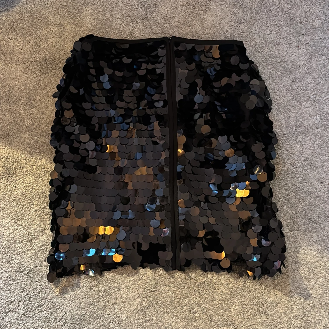 Svart paljettkjol från Gina Tricot - 1