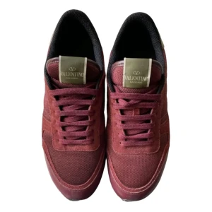 Röda sneakers från Valentino Garavani - Snygga röda sneakers från Valentino Garavani med en stilren design. Skorna har en mörkröd nyans och kommer med extra skosnören och dustbags och box. Perfekta för en trendig look.