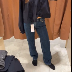 Blå jeans med bootcut - Super fina och sköna jeans som är i storlek 32 men passar mig som brukar ha 34-36🤩