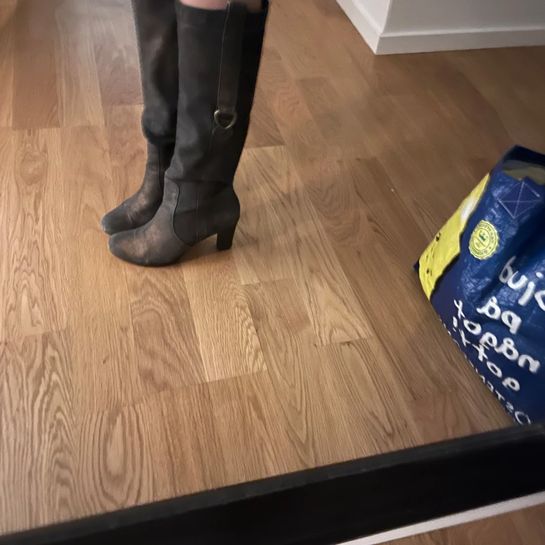 Bruna höga stövlar med ringdetalj - 1