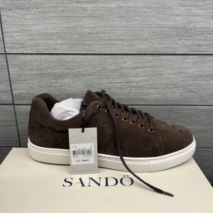 Bruna Mockaskor - Säljer dessa sprillans nya mockaskor från Sandö. Skorna är i storlek 44. Skorna är aldrig använda, bara testade hemma, alltså inga tecken på användning. Vid minsta fråga eller fundering är det bara att höra av sig🤗