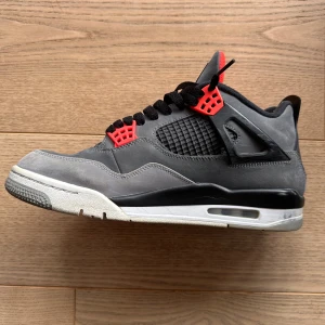 Jordan 4 infrared  - Hej! Jag säljer dessa Jordan 4 Infrared, dom är köpta 3e November 2022, på en spansk sneaker butik vid namn FlipKicks Palma för 430€. Skorna är riktiga och i rätt så bra skick. Om du vill ha bild bevis på att jag har köpt dom är det bara att skriva. Original låda och kvitto medföljer. Vid några funderingar är det bara att skriva. Kan gå ner i pris vid snabb affär.