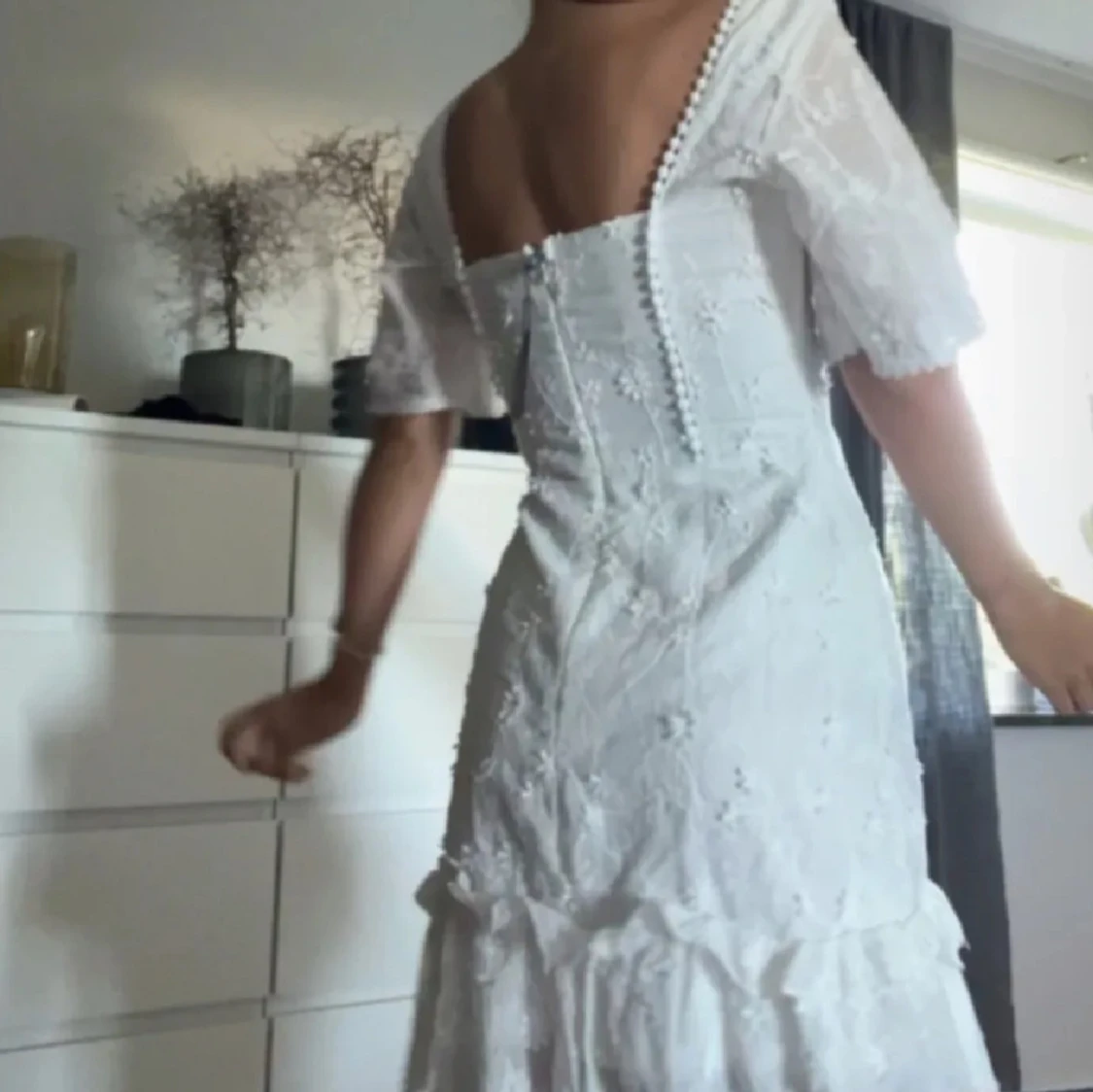 Vit blommig klänning - 1