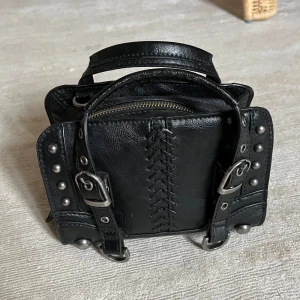 Handväska  - Supernygg handväska från Zara. Har en mindre defekt på undersidan av handtaget, men inget som syns! Tyvärr har jag inte kvar axelbandet ❤️❤️