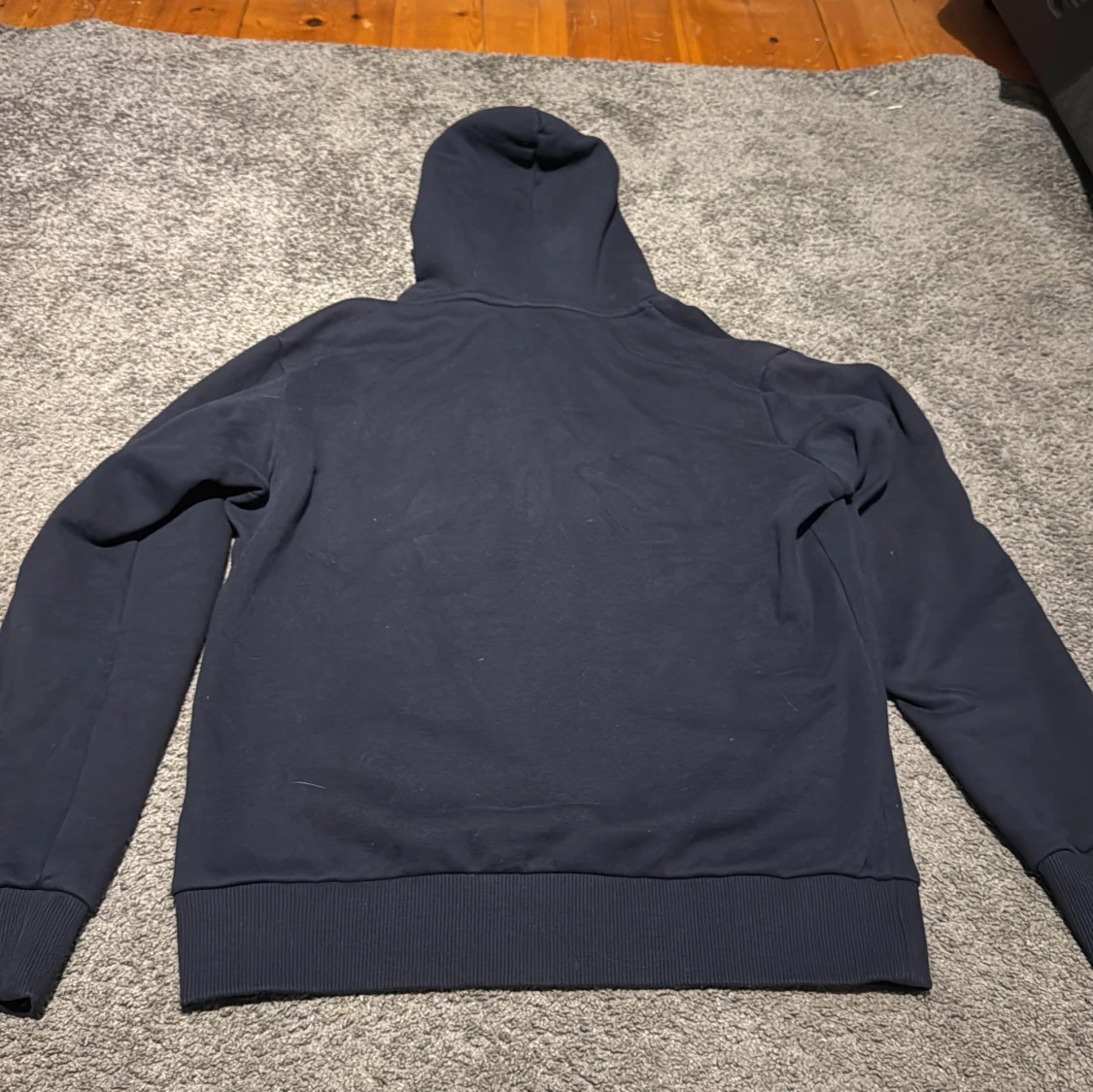 Mörkblå hoodie från GANT med huva - 2