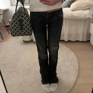 LTB jeans - Säljer ett par jeans i valerie modellen, jeansen har haft typ hål men som jag har sytt ihop (se bilder). Midjemåttet är 41 cm och innerbenslängden är 79 cm💕