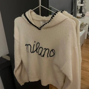 stickad hoodie  - säljer en jätte söt stickad hoodie från zara, perfekt nu till hösten 