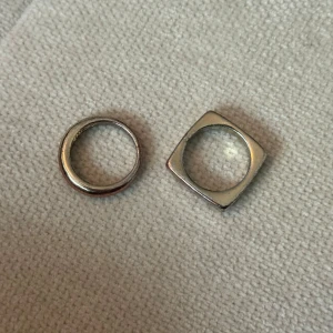 2 guldiga ringar  - Säljer 2 guldfärgade ringar för 10kr