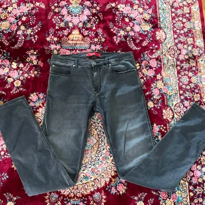 Hugo Jeans  - Snygga svarta jeans från Hugo Boss med klassisk femficksdesign och raka ben. Jeansen har en diskret tvättad look och är tillverkade i mjukt bomullsmaterial med lite stretch för extra komfort. Passar dig som gillar stilrena och moderna jeans med en cool vibe.