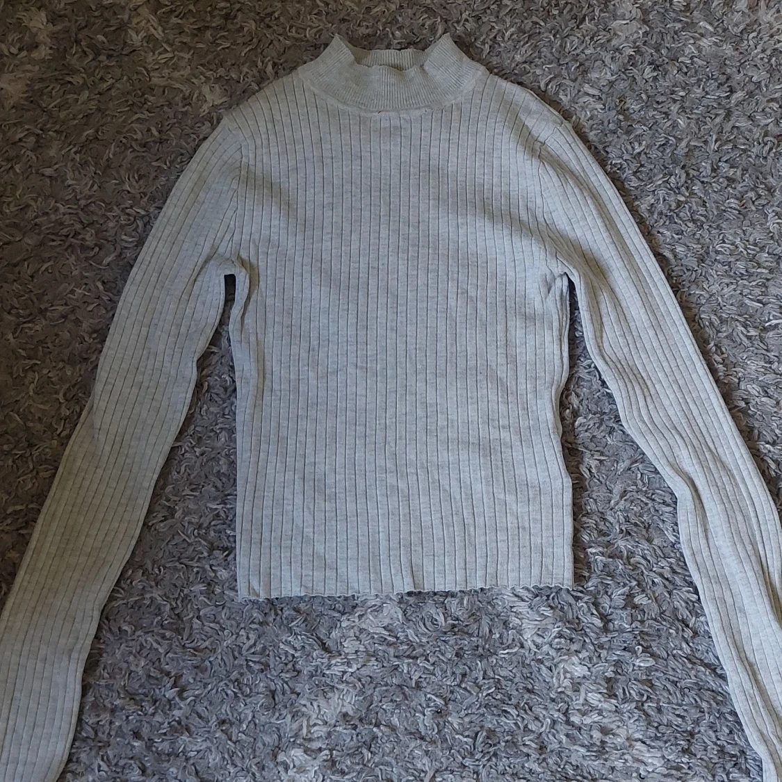 Ljusgrå ribbad polotröja - 2