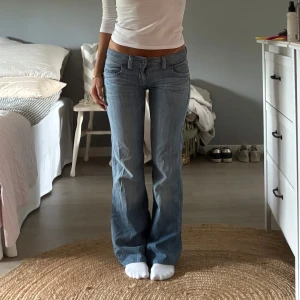 Lågmidjade Big star jeans - !!Intressekoll!! på ett par lågmidjade jeans från big star. Står storlek 26/34 men skulle mer säga att dom är en W25 och dom är UPPSYDDA till någon som är ca 160💖 lite ”randiga” i tvätten (se bild 4 & 5) Tas annonsen bort har jag bestämt mig för att inte sälja💕